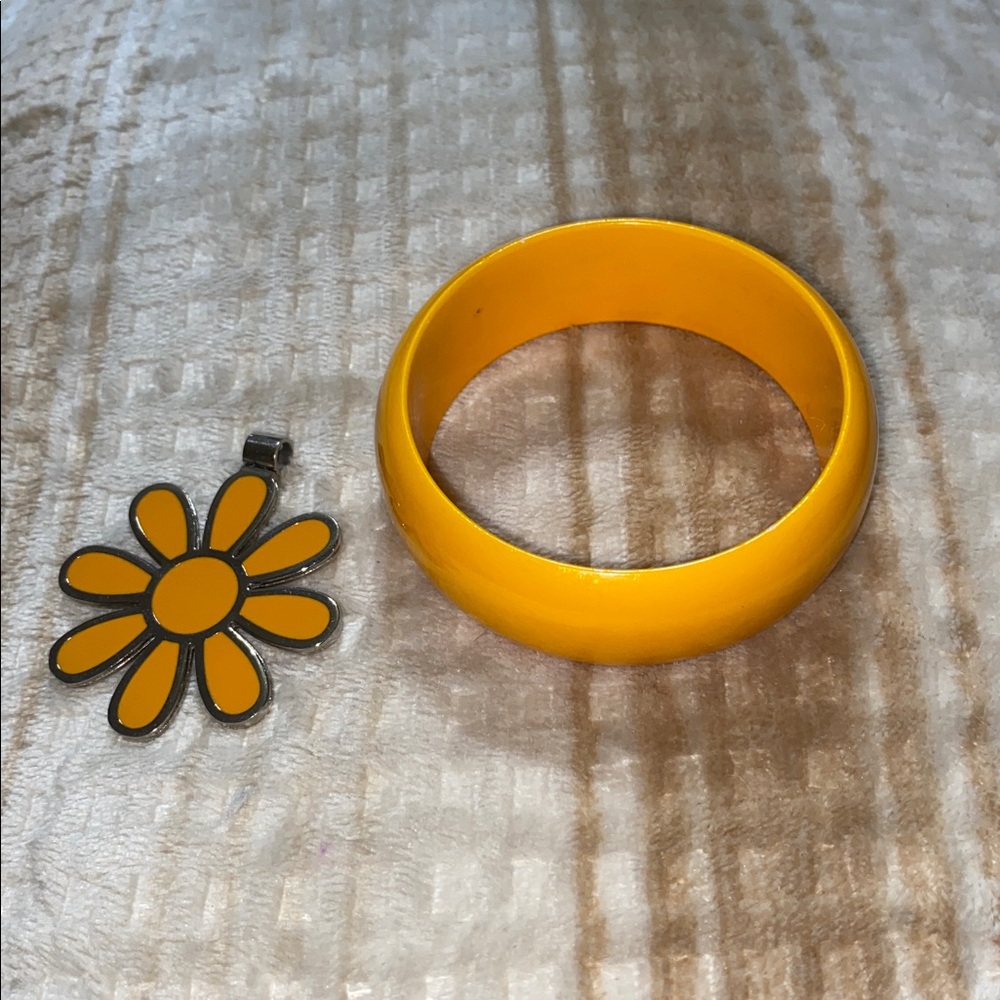 ORANGE NINE WEST DAISY-FLOWER PENDENT AND possibly ???? BAKELITE BANGEL - Picture 3 of 4